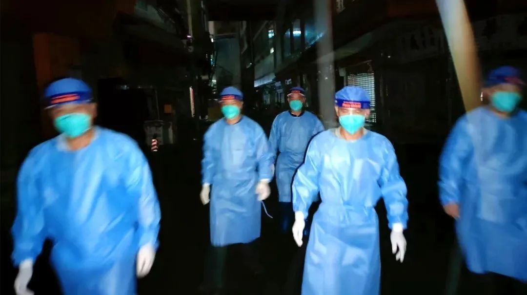 11月2日,封控区内负责物资准备、协助准备的突击队,人均休息不到4小时