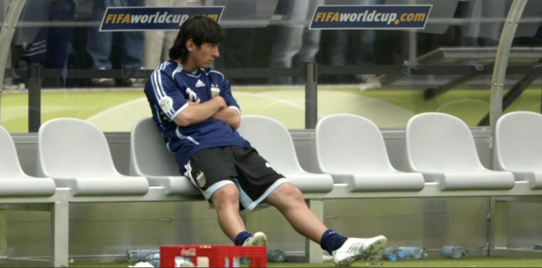 2006年德国世界杯的1/4决赛，梅西坐在替补席上（图源：社交媒体截图）