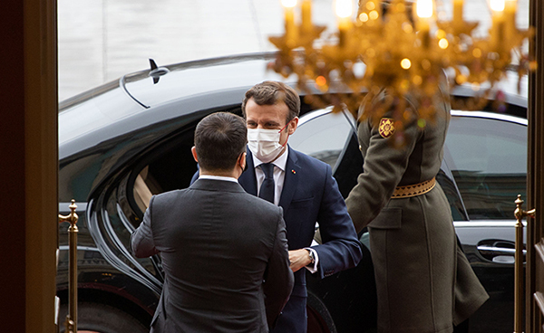乌克兰基辅,乌克兰总统泽连斯基迎接到访的法国总统马克龙,双方开始
