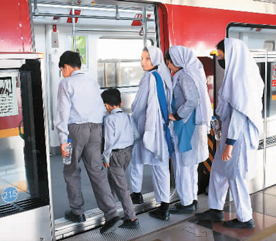 图为人们搭乘巴基斯坦拉合尔的橙线地铁。萨贾德摄（新华社发）