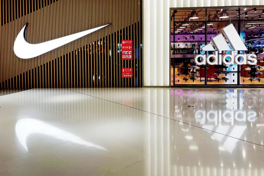 7月30日，北京一家购物中心内耐克和阿迪达斯的标志。图/视觉中国