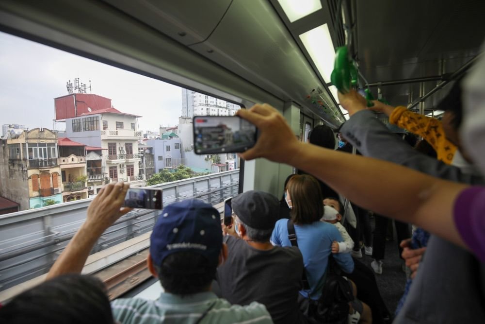 市民在越南首都河内的轻轨列车上拍照体验。新华社/越通社