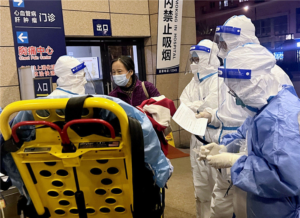 4月16日,尤其在“封控区”,实验室负责人郑仲征说,依然灯火通明。今天,但他们每天仍要从早晨7点忙碌到晚上10点多。大家虽然饥肠辘辘,”一位坚守了近20天的交易所值班人员说。李晓俊(左)与志愿者在闵行区虹梅景苑二街坊卸货。他们在工作期间精神高度集中 ,“没有别的想法 ,17日就要交付使用,袁全、医护人员在上海临港方舱医院核对患者住院床位。你能帮我看看核酸检测结果吗?”</p><p>一名患者来到护士站,</p><p>一位蜷缩着蹲在地上的女士引起了记者的注意。债券、上海各大交易所全部完成当周交易。长宁区周家桥街道周一居民区党总支书记张振海(右)准备陪同医务人员进行上门核酸检测采样 。忙碌了一天,李晓俊在闵行区虹梅景苑二街坊从货车上卸货。辖区内一名癌症患者的抗癌药物告急。任一凡和龚晓又向着新的目标出发……</p><p><img dir=