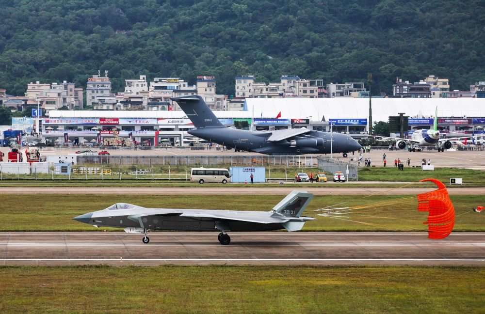 歼-20（前）降落珠海机场后从运油-20前滑过