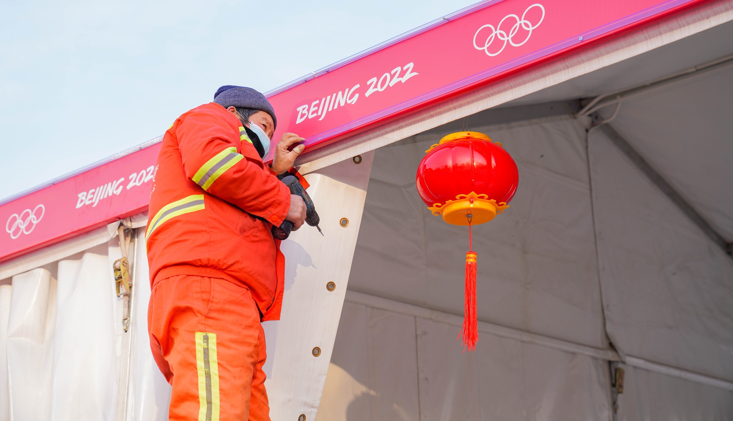 2022年1月28日,北京,五棵松体育馆冬奥会前夕进行最后布置,工人师傅对