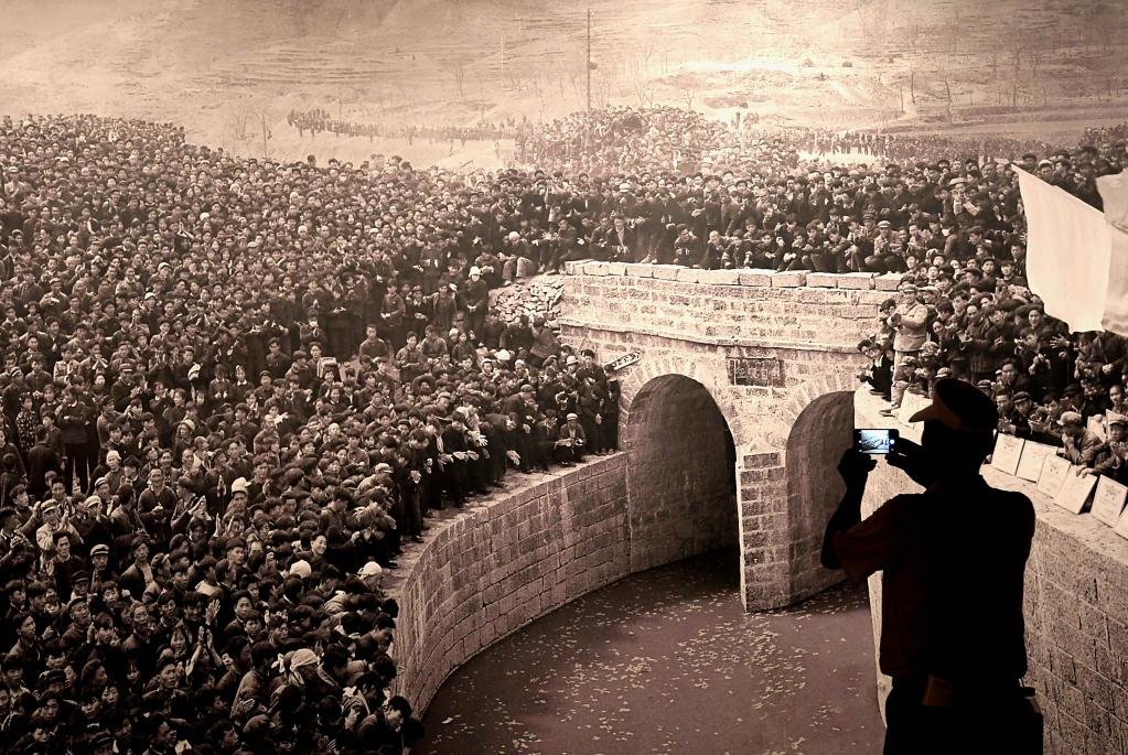 参观者在红旗渠纪念馆拍摄展出的红旗渠通水庆典照片(2019年7月4日摄)。新华社记者 李安 摄