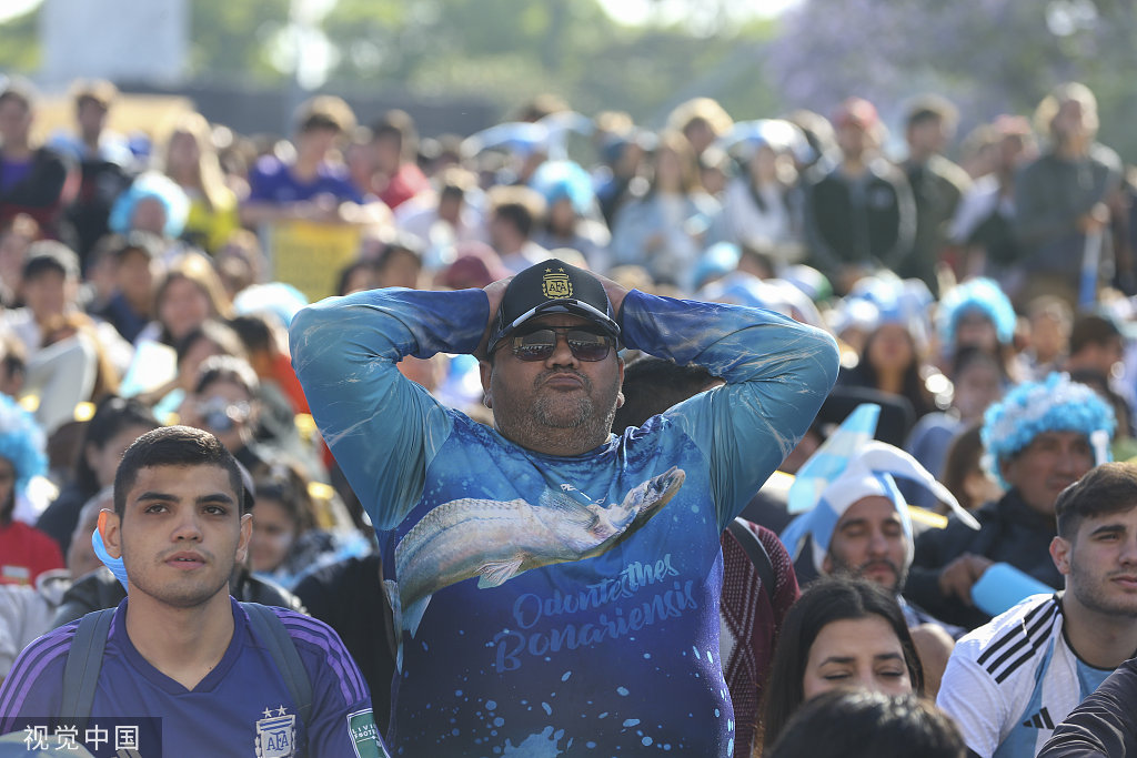 这位酷似马拉多纳的阿根廷球迷，内心是崩溃的。