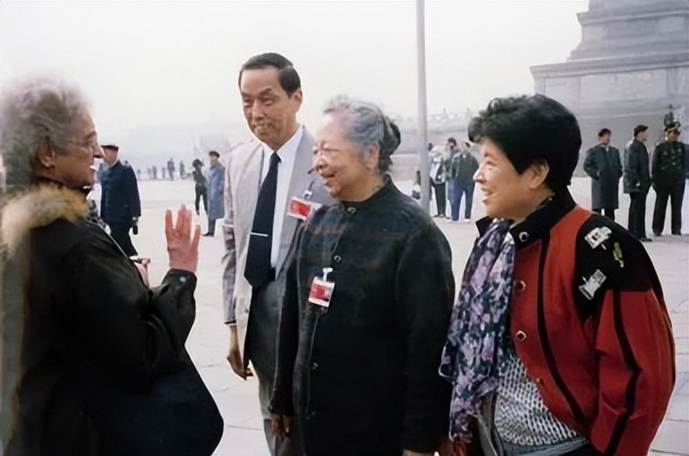 ● 1996年9月，林兰英（右二）参加第四届世界妇女大会