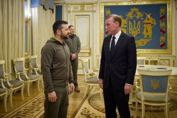 美国总统国家安全事务助理杰克·沙利文（右）4日到访基辅与乌总统泽连斯基会面（路透社）