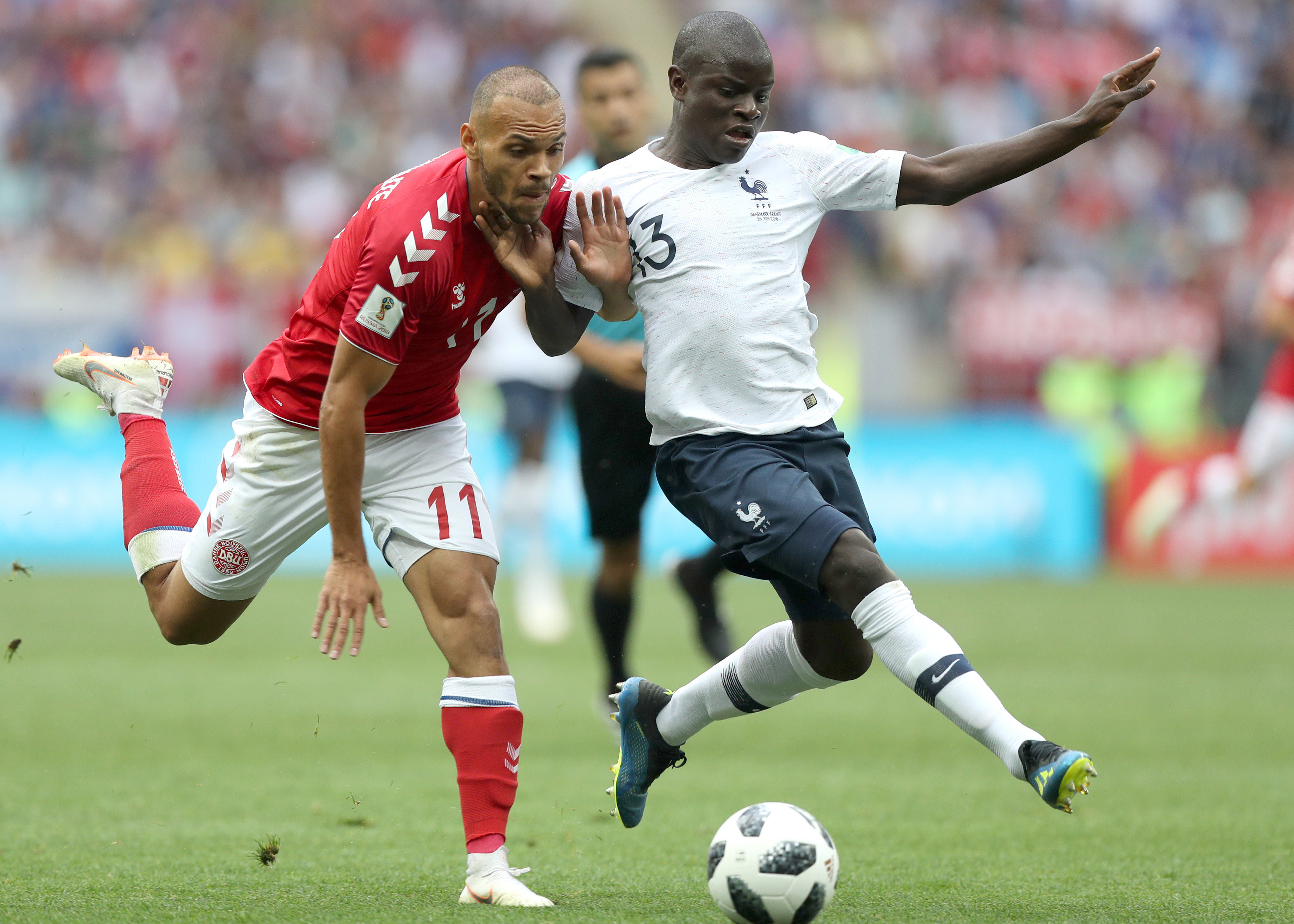 2018年6月26日，法国队球员坎特（右）与丹麦队球员布雷思韦特在比赛中拼抢。