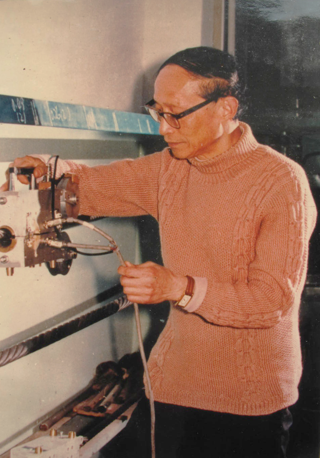 机械学院机械制造综合自动化学科带头人杨叔子院士在工作