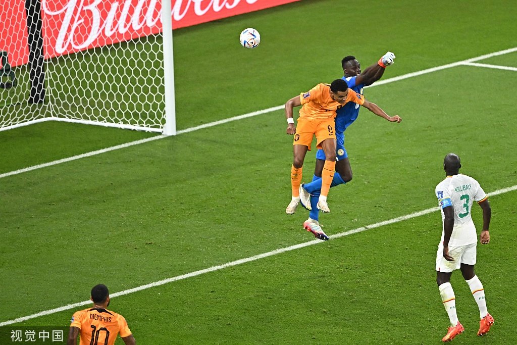 塞内加尔门将门迪失误，加克波头球破门。