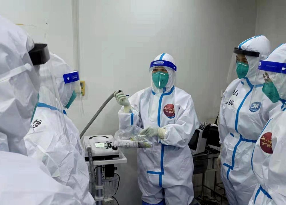 丁静怡(中)和小伙伴们在方舱医院(受访者供图)