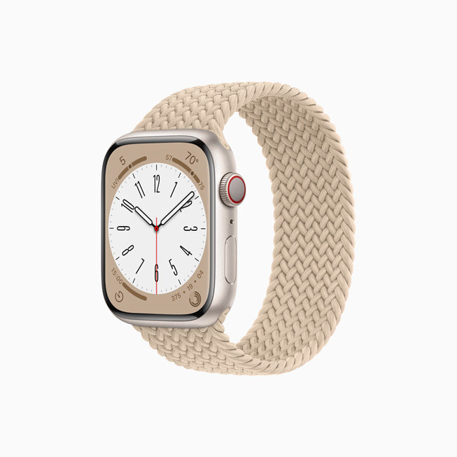 星光色铝金属表壳的 Apple Watch Series 8,搭配米色编织单圈表带。