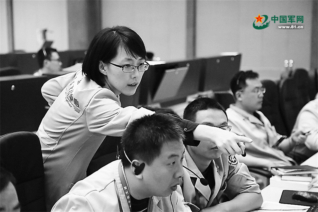 北京航天飞行控制中心操控团队负责人姜萍（左）与同事进行任务准备。作者供图