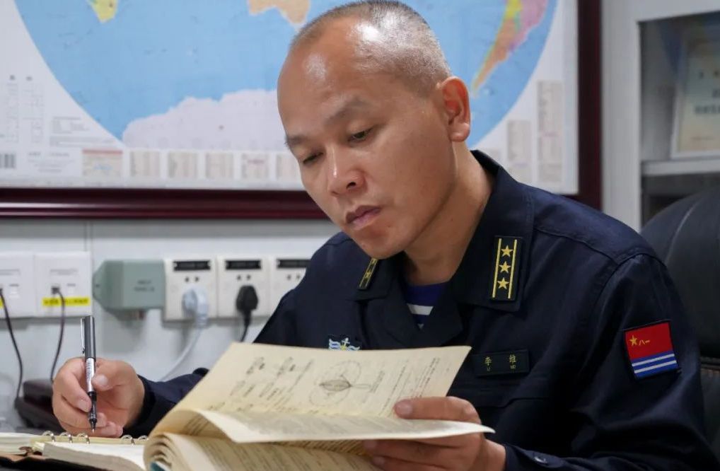 为了一项重要任务,055型万吨驱逐舰官兵视频连线“处在军事斗争准备前沿”的战舰政委