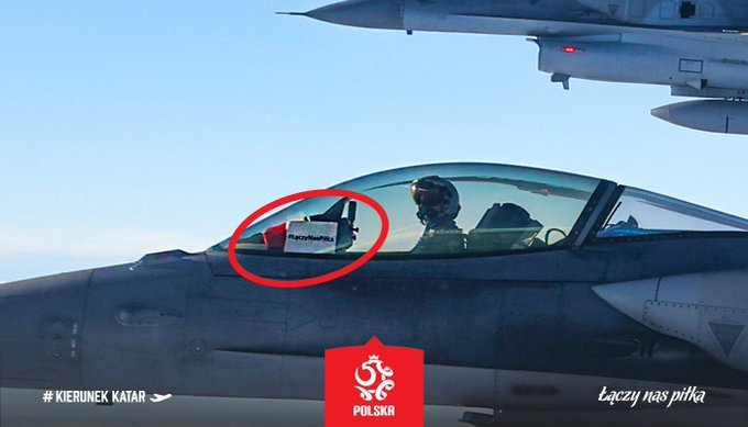 一名F-16战斗机飞行员在驾驶舱窗口展示带有国家队名字的标志 图源：波兰国家队官方推特账号