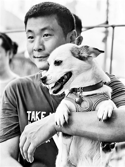 强叔和收养的流浪狗