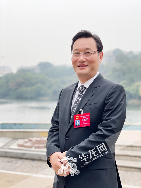 市人大代表,石柱县委书记张华.