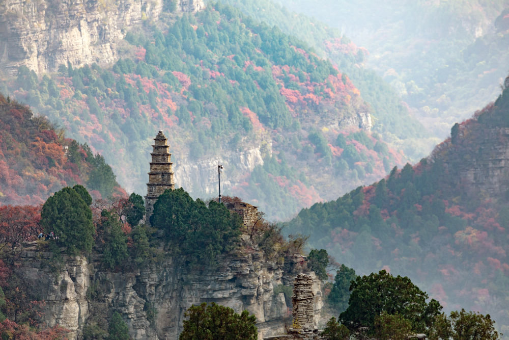 10月27日拍摄的山东济南龙洞景区秋景。新华社发（徐舟 摄）