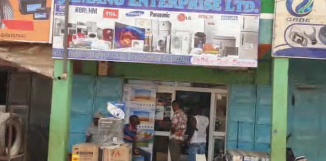 非洲当地常见的卖家电的小店。图源:受访者