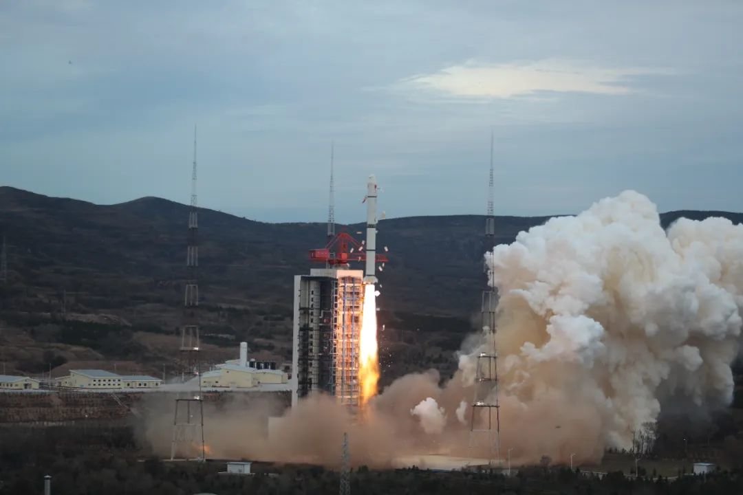 10月13日6时53分，我国在太原卫星发射中心使用长征二号丙运载火箭，成功将5米S-SAR01星发射升空，卫星顺利进入预定轨道，发射任务获得圆满成功。图源：新华社