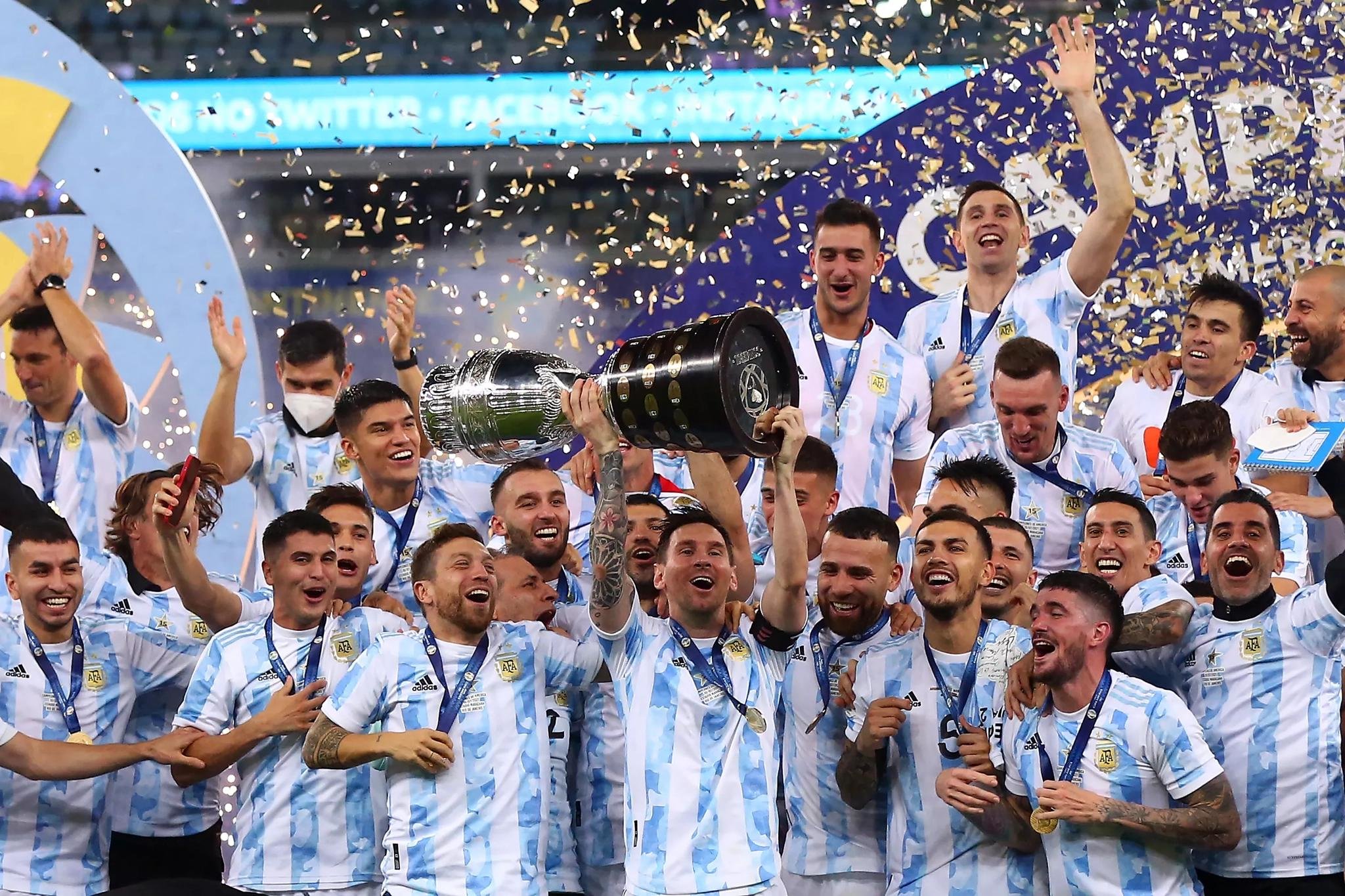 阿根廷在赢得2021年美洲杯决赛冠军后，梅西与队友一起举起了奖杯。（图源：FIFA官网）