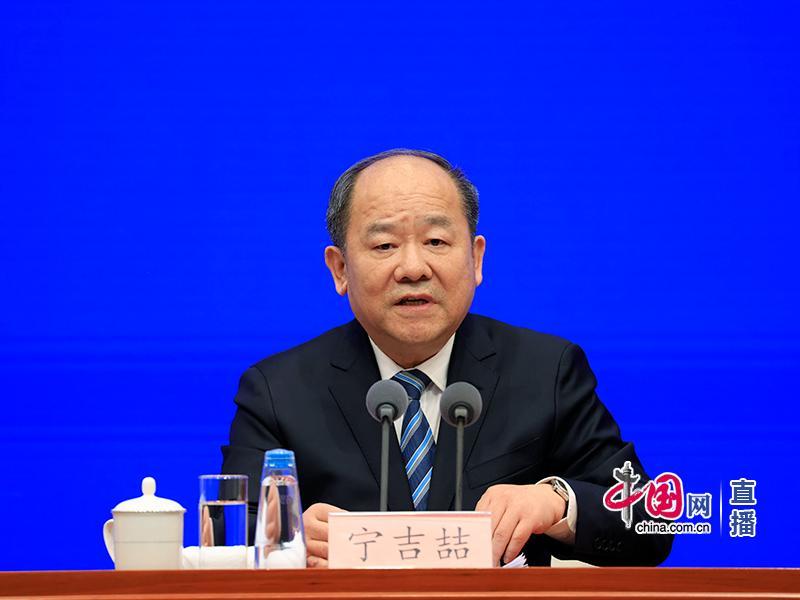 国家统计局局长宁吉喆人口总量未来一段时期将保持在14亿人以上