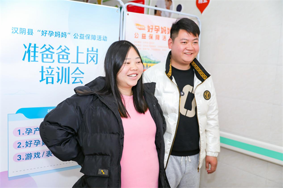 了汉阴县城关镇,涧池镇,随车医护人员为当地孕妈们进行了心电图,b超