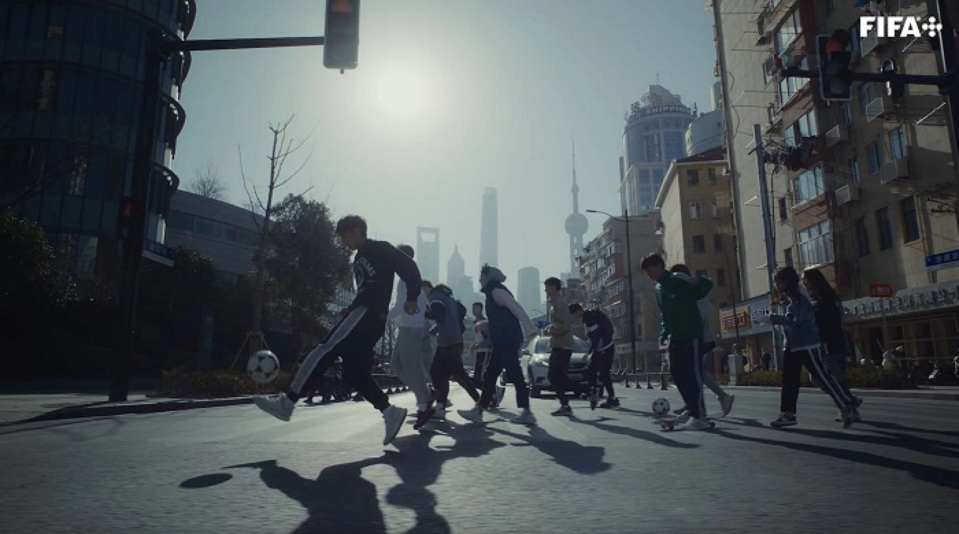 在上海的街头踢球。