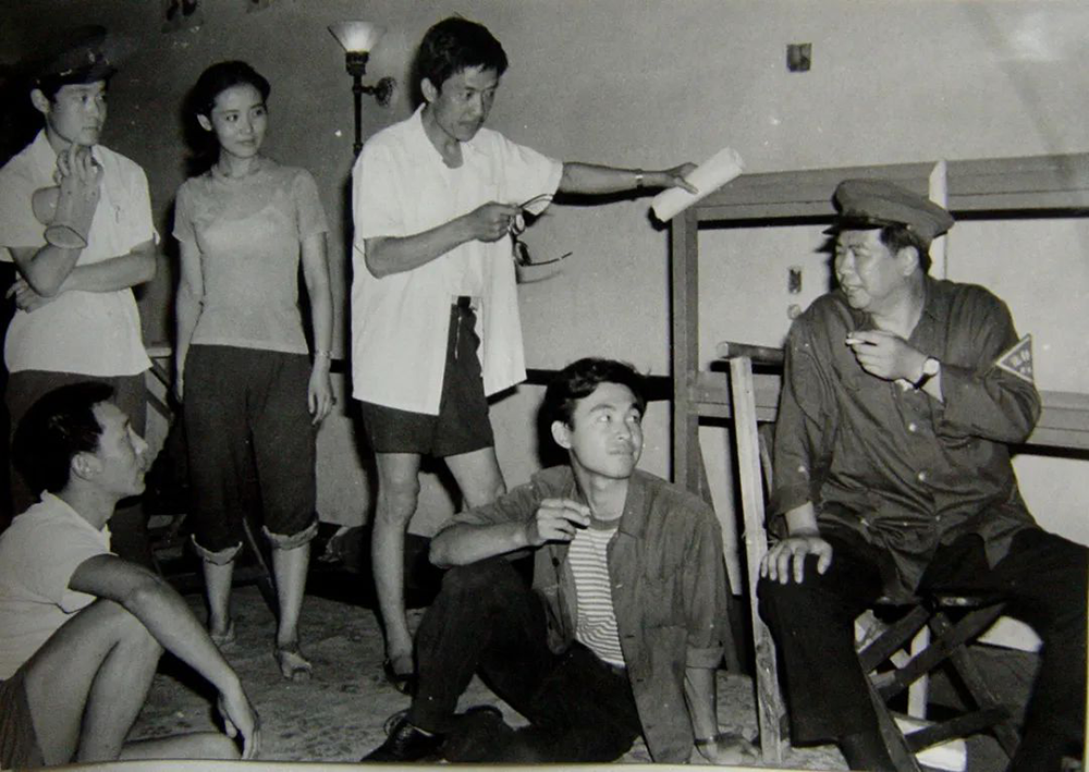 1982年《绝对信号》排练照 左起:丛林、尚丽娟、林兆华、肖鹏、林连昆。左下角蹲着的谭宗尧。图自北京人艺官方微信公号文章