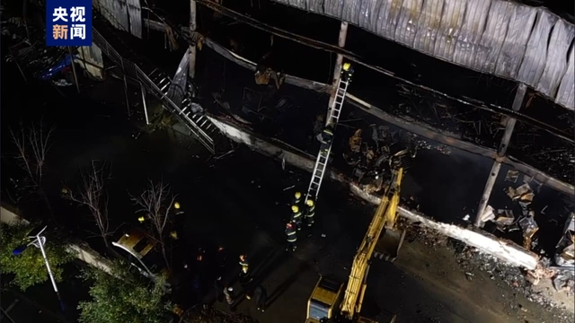 着火厂房已经熏黑变形