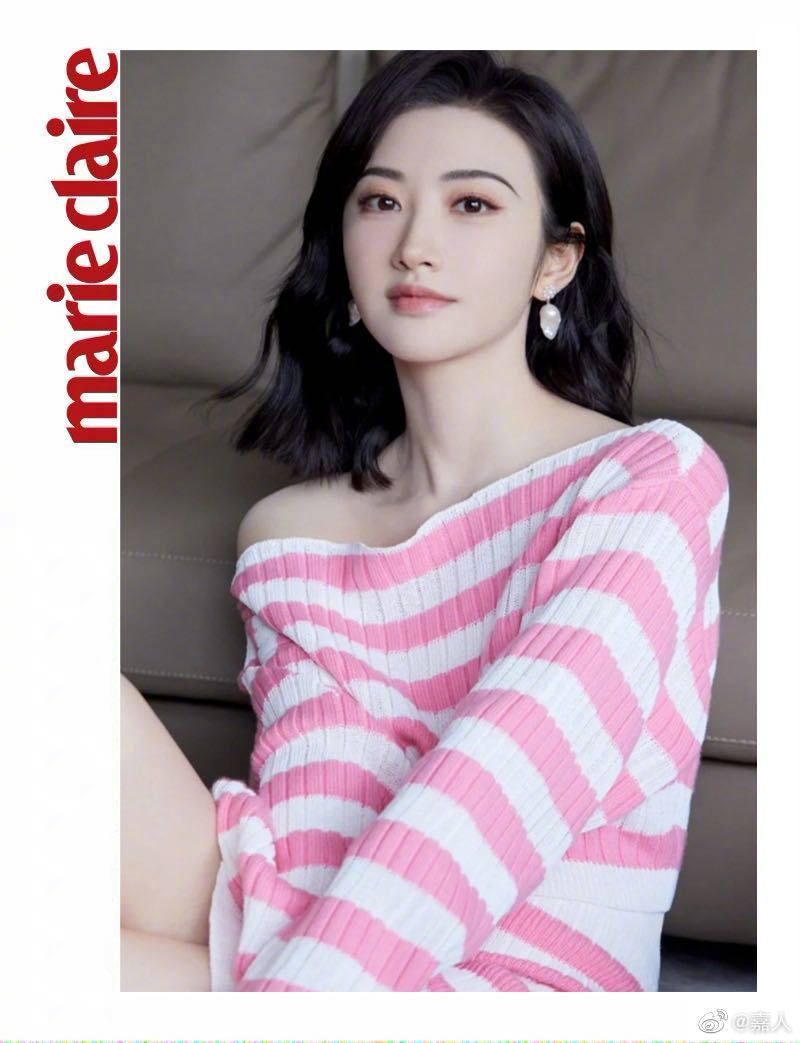 嘉人谈资百变粉色景甜超话身穿粉白相间的条纹露肩上衣