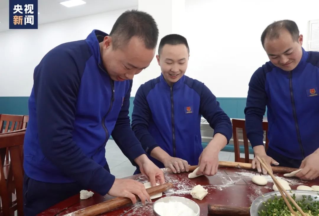 △冯坪坪（左二）和队友包包子