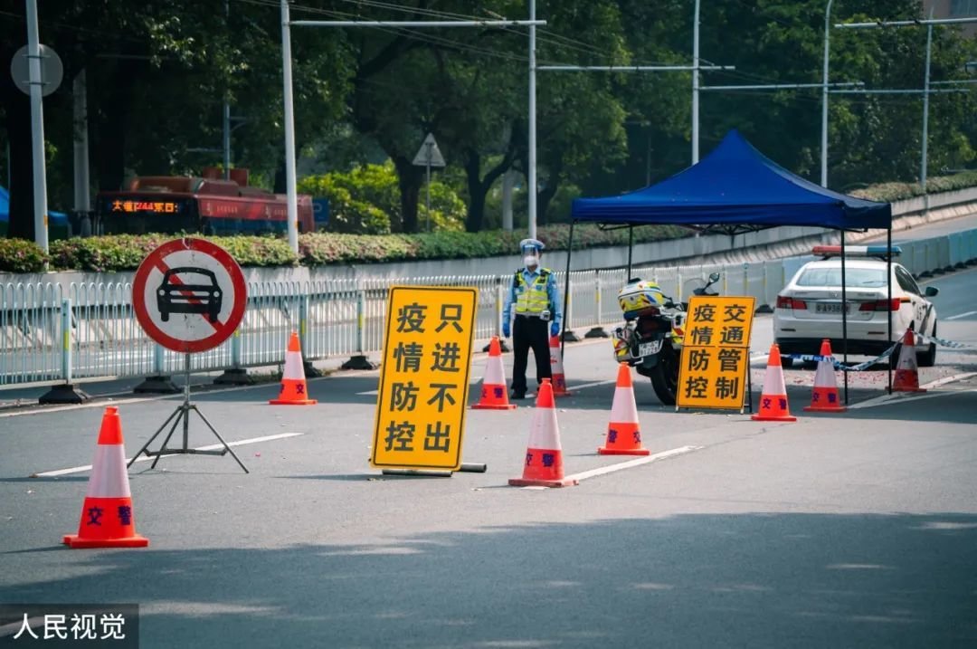 11月12日,疫情防控期间,公安交警对进入海珠区的车辆实施交通管控