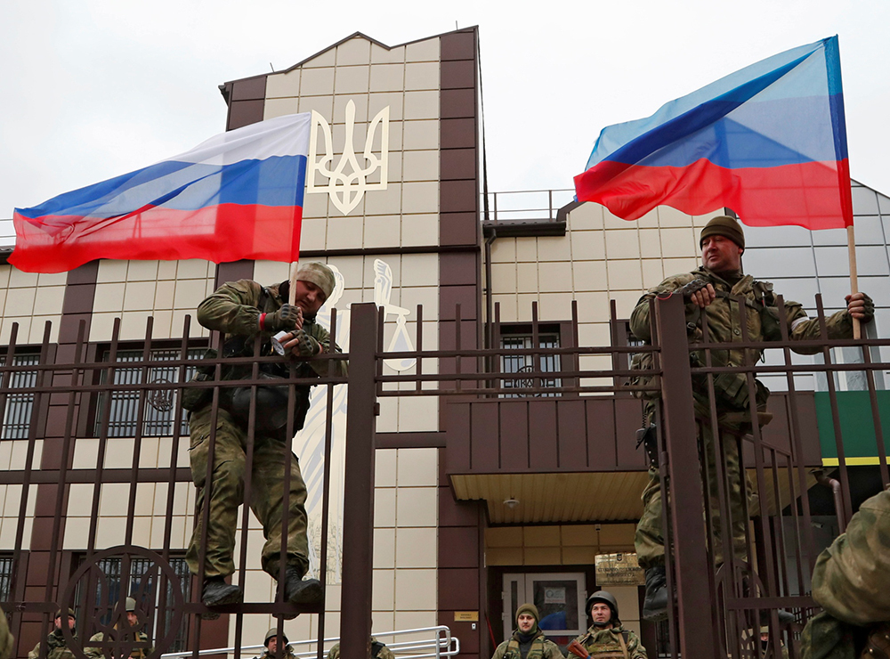 卢甘斯克武装力量的民兵在银行外手持俄罗斯国旗