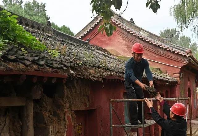 ▲工作人员在山西省洪洞县广胜寺进行修葺工作。图文无关。图/新华社