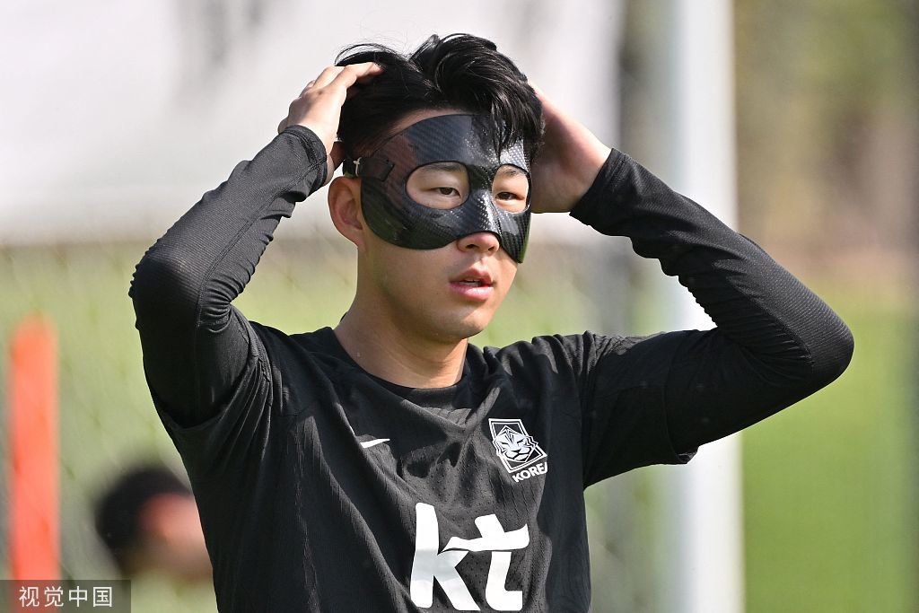 孙兴慜将戴面具参赛，展现亚洲足球的风采。