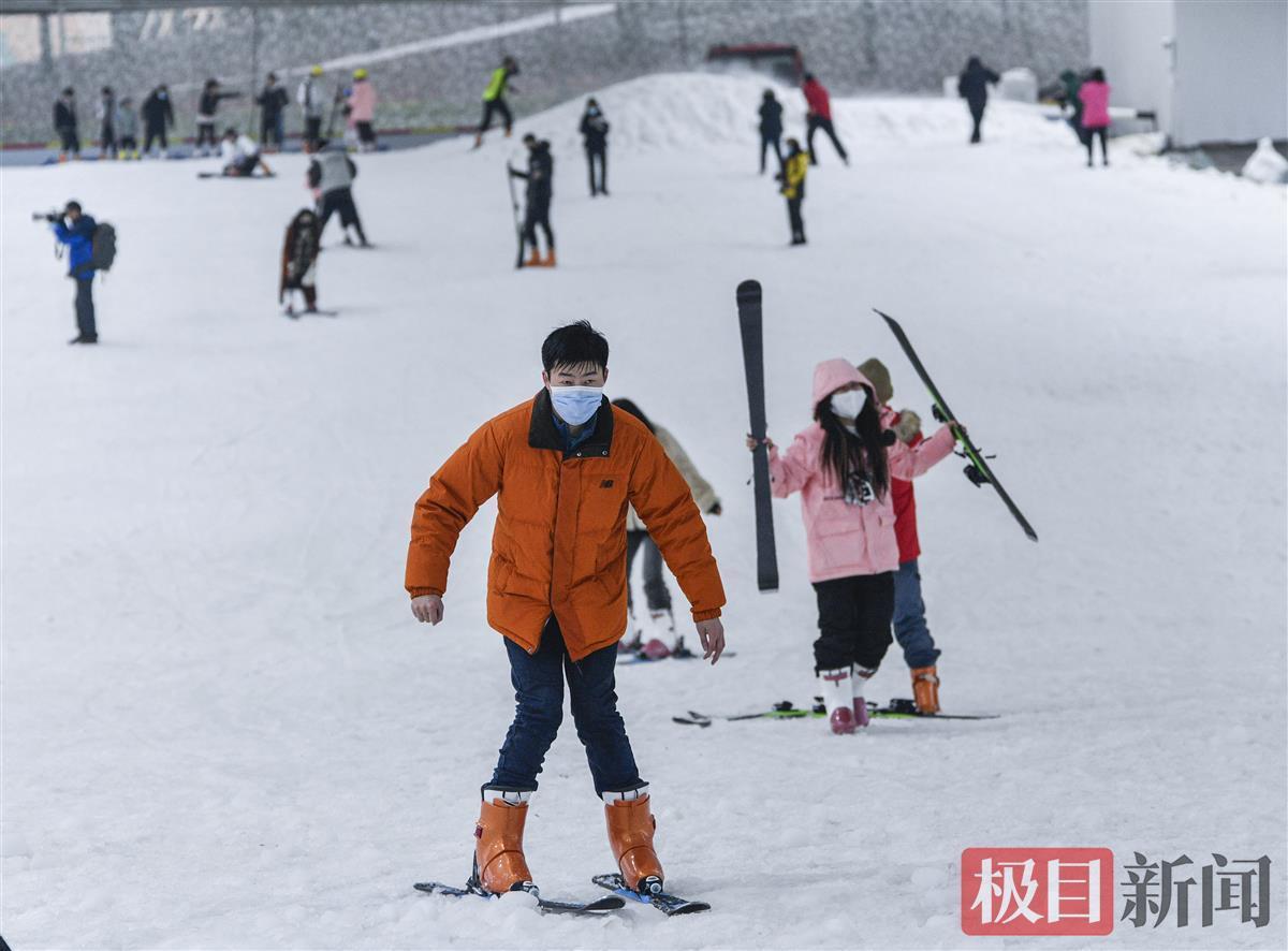 武汉首个户外滑雪场开园迎客武汉人可以就地享受冰雪运动的乐趣