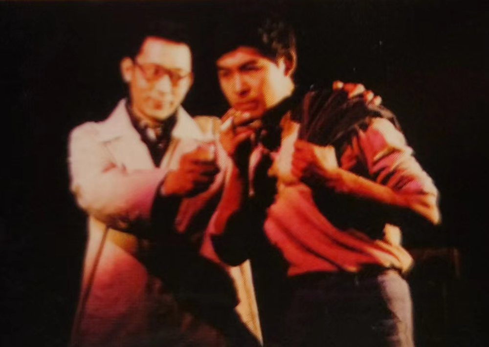 《绝对信号》1982年首演剧照 车匪(谭宗尧饰,左)、黑子(肖鹏饰)