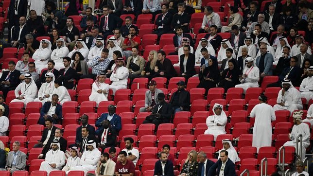 比赛结束前，大量卡塔尔球迷离场