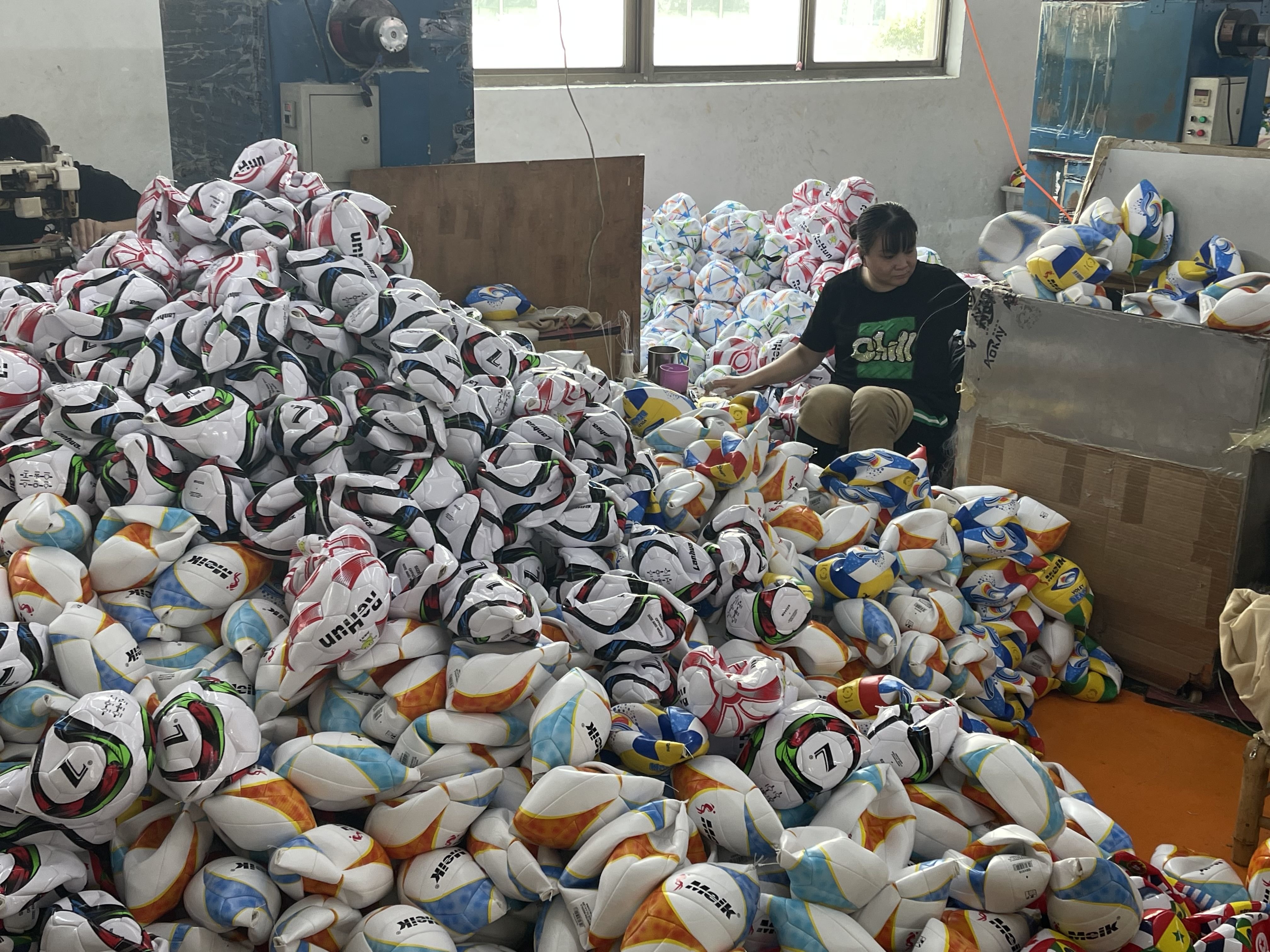 年初开始，吴晓明的工厂陆续接到多笔海外订单，足球出口达到100万个。新京报贝壳财经记者 覃澈 摄