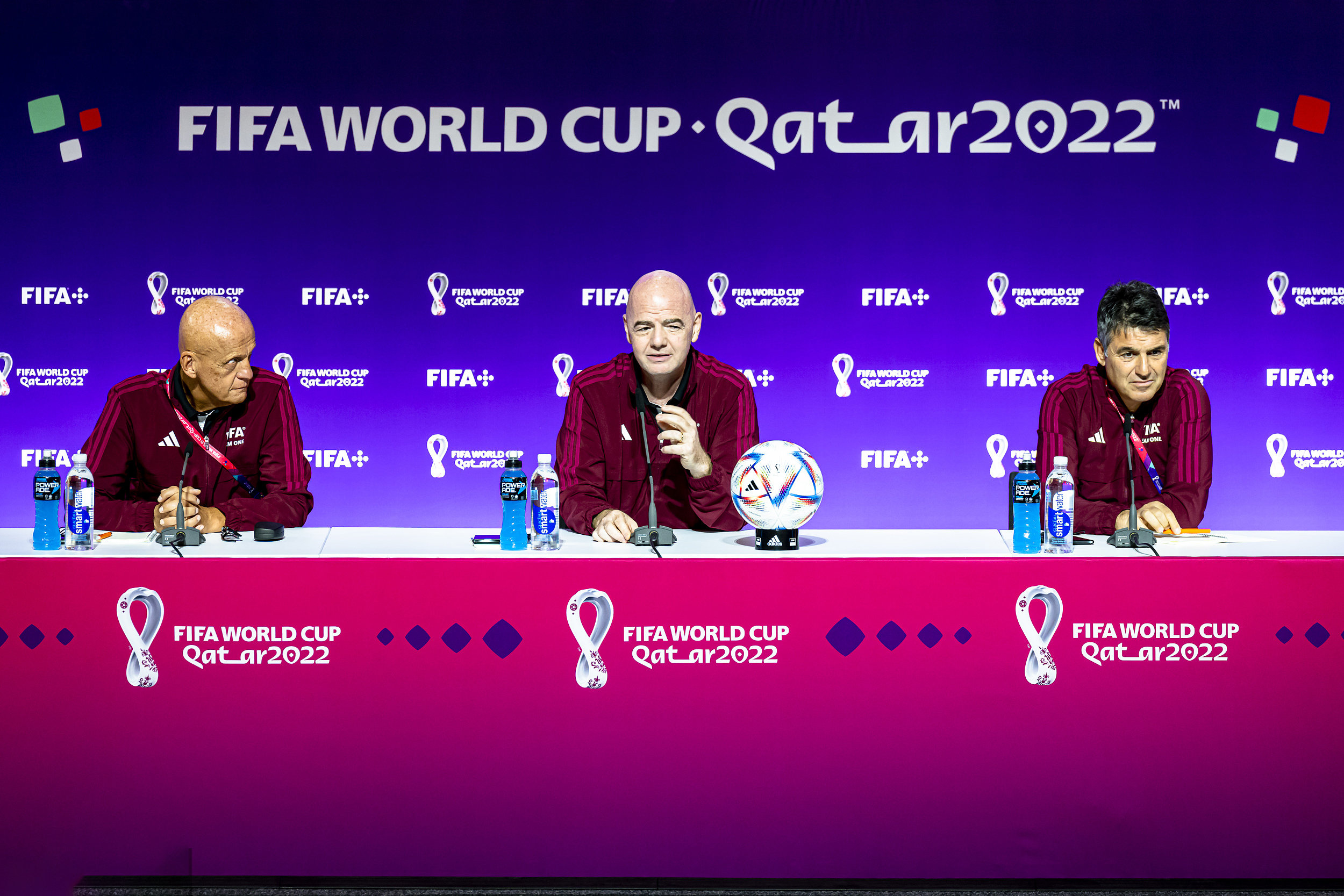 当地时间2022年11月18日，卡塔尔多哈，2022卡塔尔世界杯裁判日，媒体通气会举行。左起：国际足联裁判委员会主席科里纳、国际足联主席因凡蒂诺、国际足联裁判主管布萨卡。