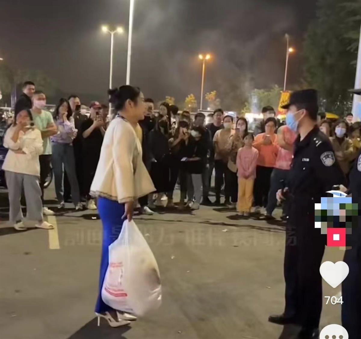 因穿着性感引来投诉(图源:网络)