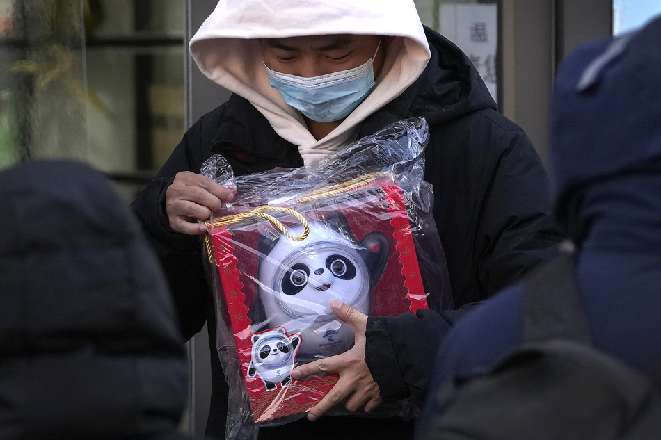 2月7日,北京,市民终于排队购买到冰墩墩.