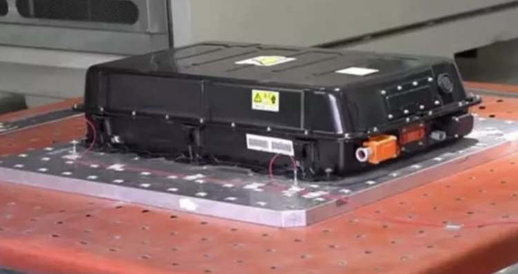 以后,电动汽车的电池总成还要经历一些必要的测试,比如静态及动态检测