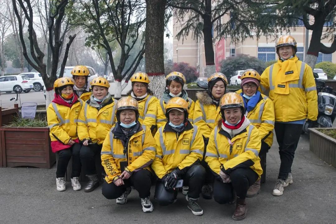 南阳油田站点女骑手合影(当天有三位女骑手请假)一年前,美团外卖入驻