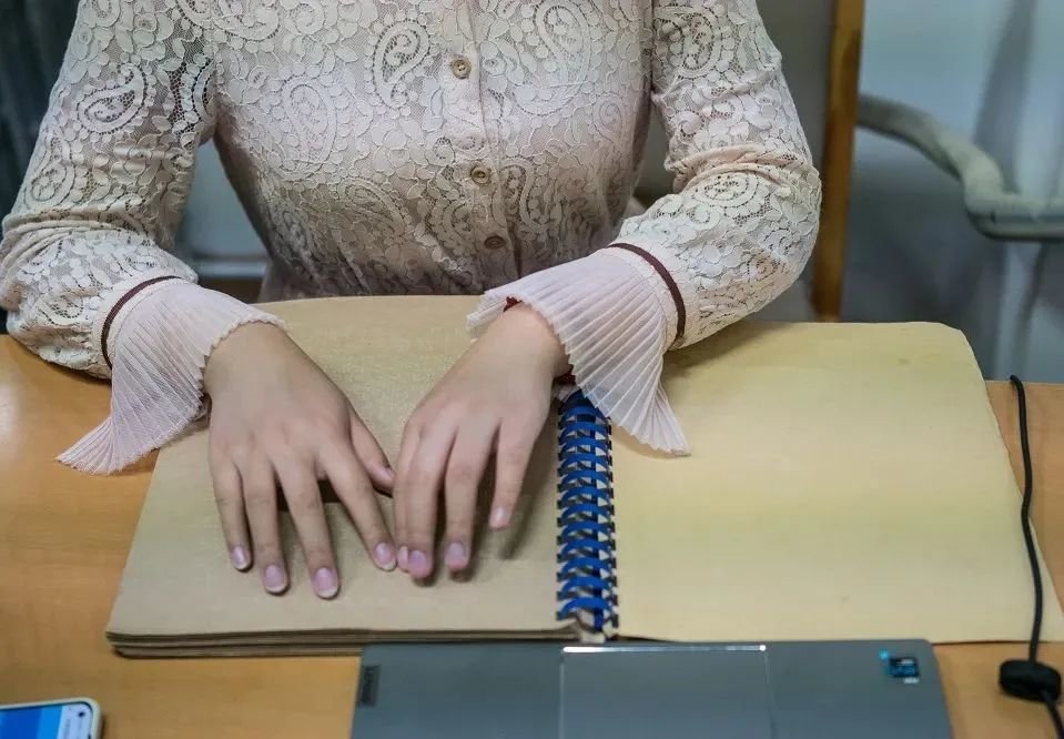 文晴在自习时触摸阅读盲文书籍 | 王一凡