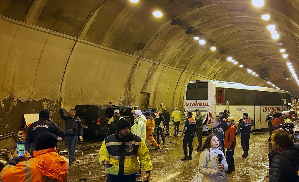 当地时间2022年3月19日,人们在土耳其西北部博卢省一隧道的交通事故