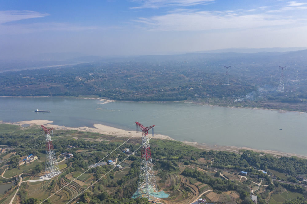 9月13日在重庆市江津区拍摄的白鹤滩-浙江±800千伏特高压直流输电